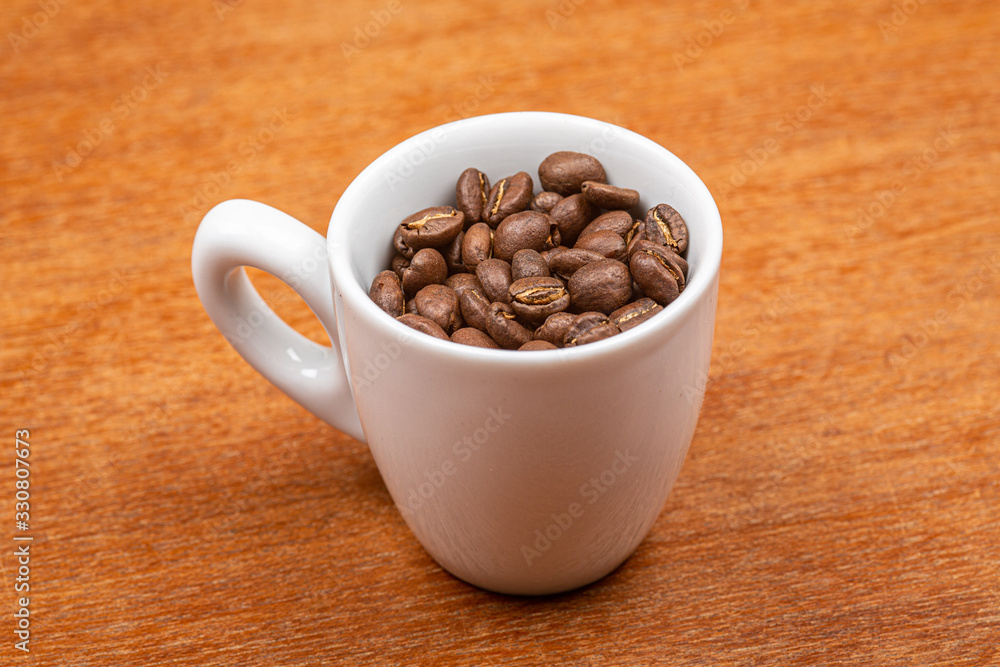 Tasse à café remplie de grains