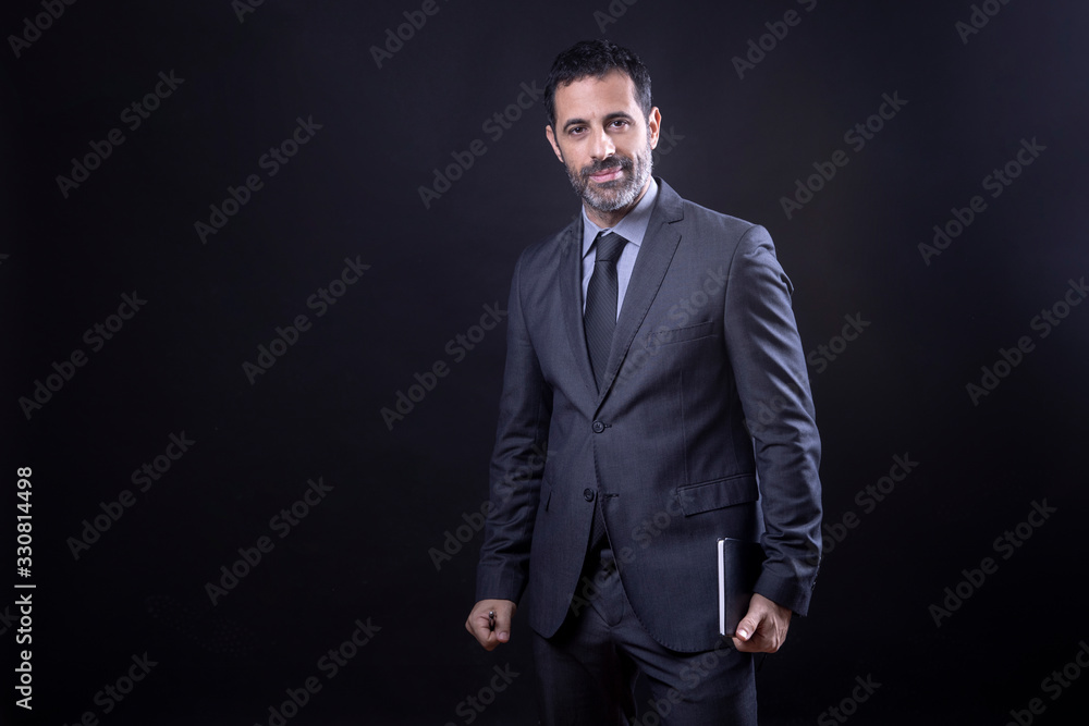 Uomo con barba vestito in abito, - Isolato su sfondo nero