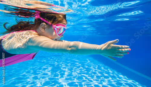 Obraz na płótnie girl in swimming pool w salonie
