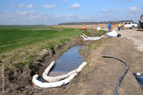 Dépollution de sols agricoles suite à fuite hydrocarbures pipeline. Protection nappe phréatique, barrage filtrant