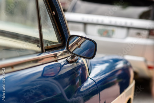 Espejo retrovisor exterior de coche azul antiguo