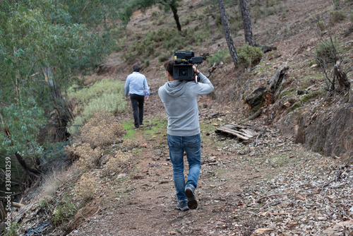 Camarógrafo con cámara de cine digital
