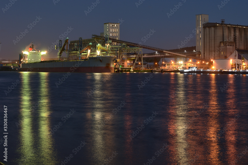Port de Rouen, chargement de blé sur un cargo la nuit, silos Senalia