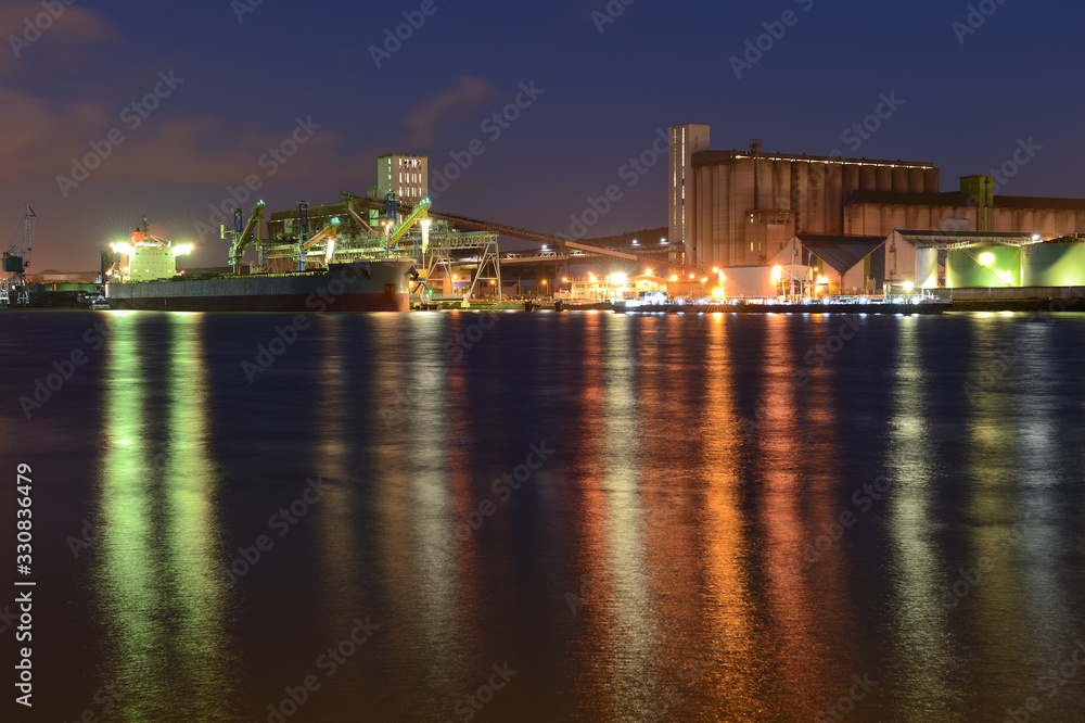 Port de Rouen, silos Senalia, chargement de blé sur un cargo la nuit