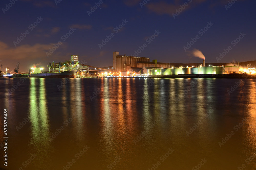 Port de Rouen, chargement de blé sur un cargo la nuit