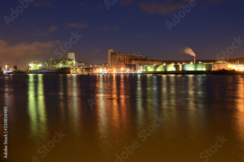 Port de Rouen  chargement de bl   sur un cargo la nuit