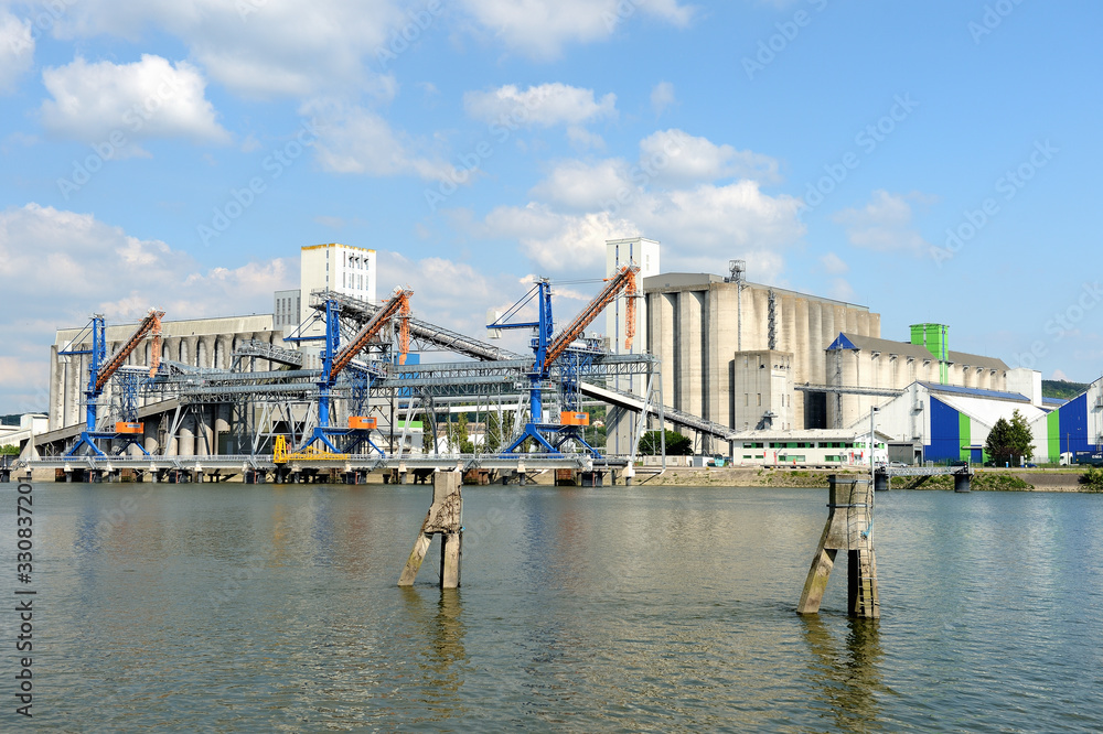 Silos Senalia et nouveaux portiques de chargement de céréales, port de Rouen 