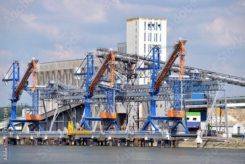 Silos Senalia et nouveaux portiques de chargement de céréales, port de Rouen  photo