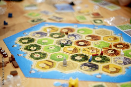 Φωτογραφία High angle closeup shot of a board game with playing cards on the background