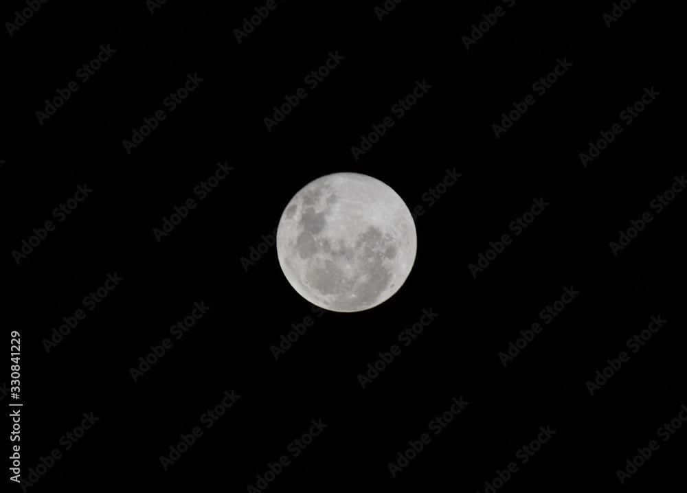 Fotografía tomada en la luna llena en su máximo esplendor Fotografía tomada en la luna llena en su máximo esplendor