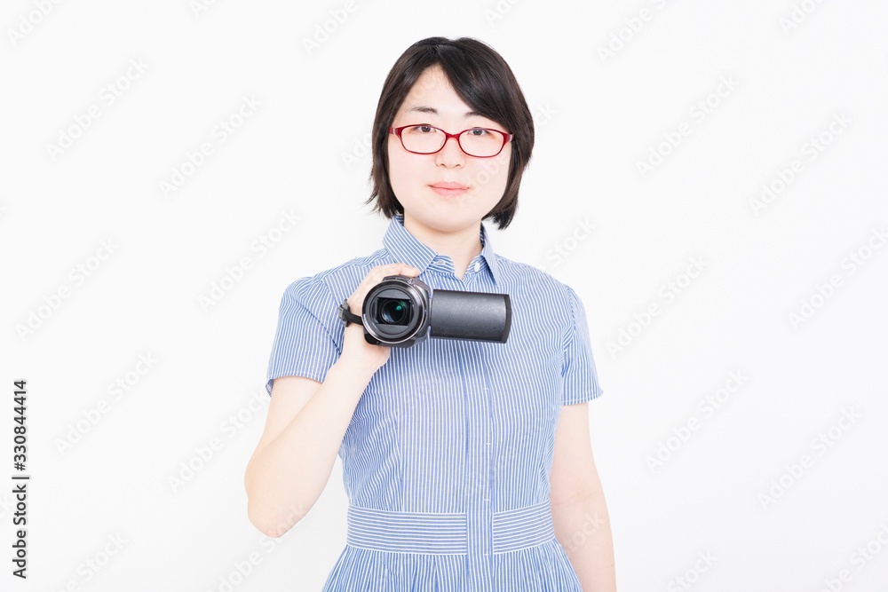 ビデオカメラで動画を撮影する女性
