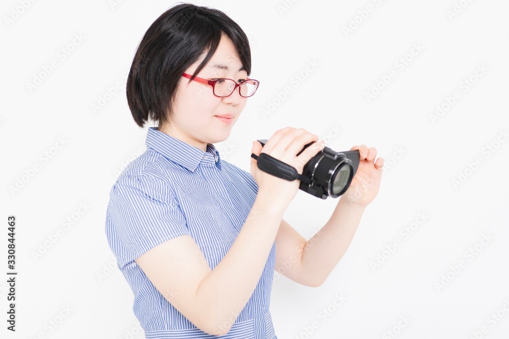 ビデオカメラで動画を撮影する女性