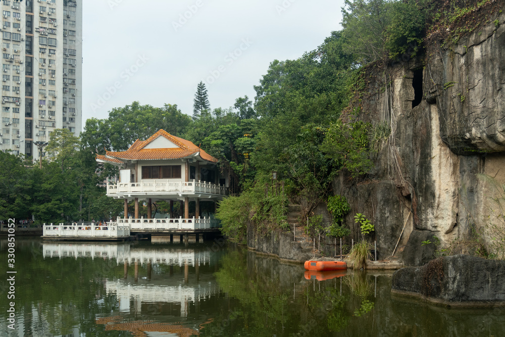 Obraz premium Traditional Chinese ancient pavilion on the Lake with the boat, Shenzhen