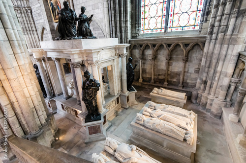Fotografie, Obraz The tomb of Henry II and Catherine de' Medici and recumbent sculptures of the ot