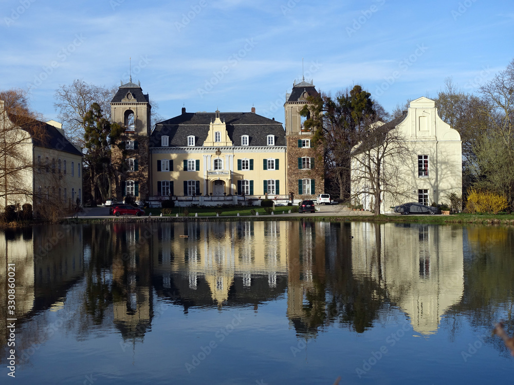 Burg Flamersheim, Wasserschloss im Stil des Neobarock Burg Flamersheim, Wasserschloss im Stil des Neobarock