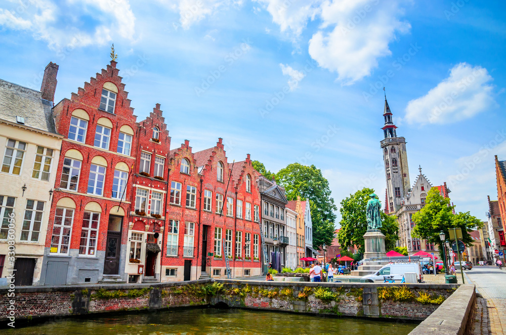 Fototapeta premium Beautiful canal and traditional houses in the old town of Bruges (Brugge), Belgium