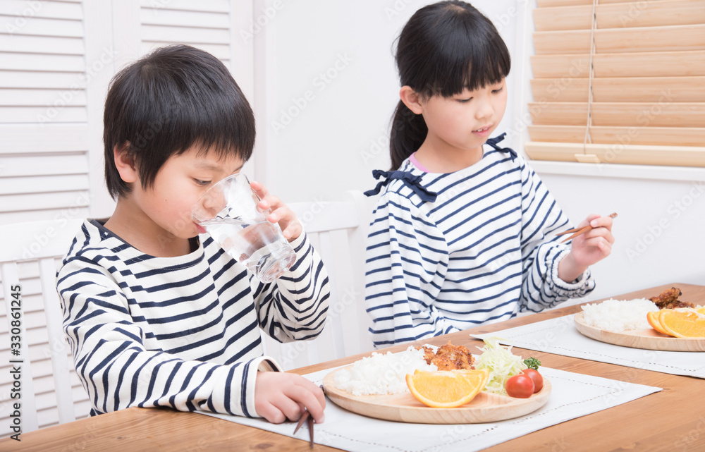 食事中に水を飲む子供