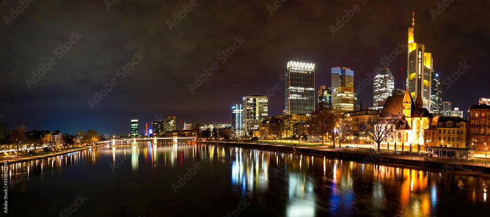 Fototapeta premium Skyline Frankfurt mit Main bei Nacht -Panorama-