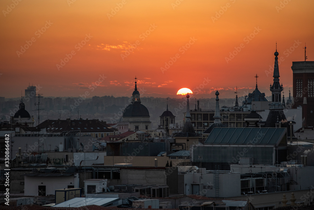 Fototapeta premium Madrid cityscape at sunset