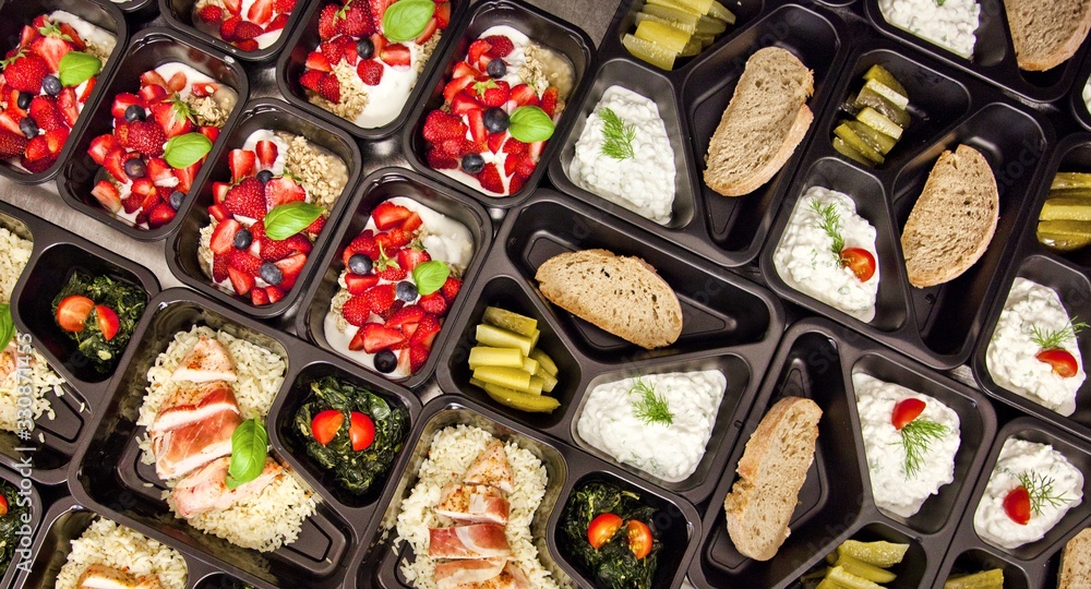Obraz na płótnie Zdrowa dieta pudełkowa sniadanie obiad lunch box, na dowóz, na wynos, pełnowartościowy, zbilansowany fit posiłek na cały dzień  w salonie
