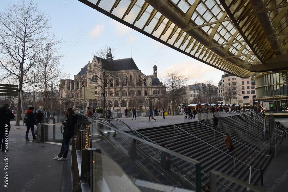 Fototapeta premium Paris, France : l'église Saint-Eustache vue du forum des Halles.