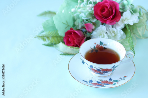 紅茶と赤いバラとススズランのスワッグ