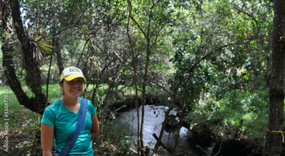 mujer, rio, naturaleza, mujer con gorra, sonriendo mujer, arroyo mujer, rio, naturaleza, mujer con gorra, sonriendo mujer, arroyo
