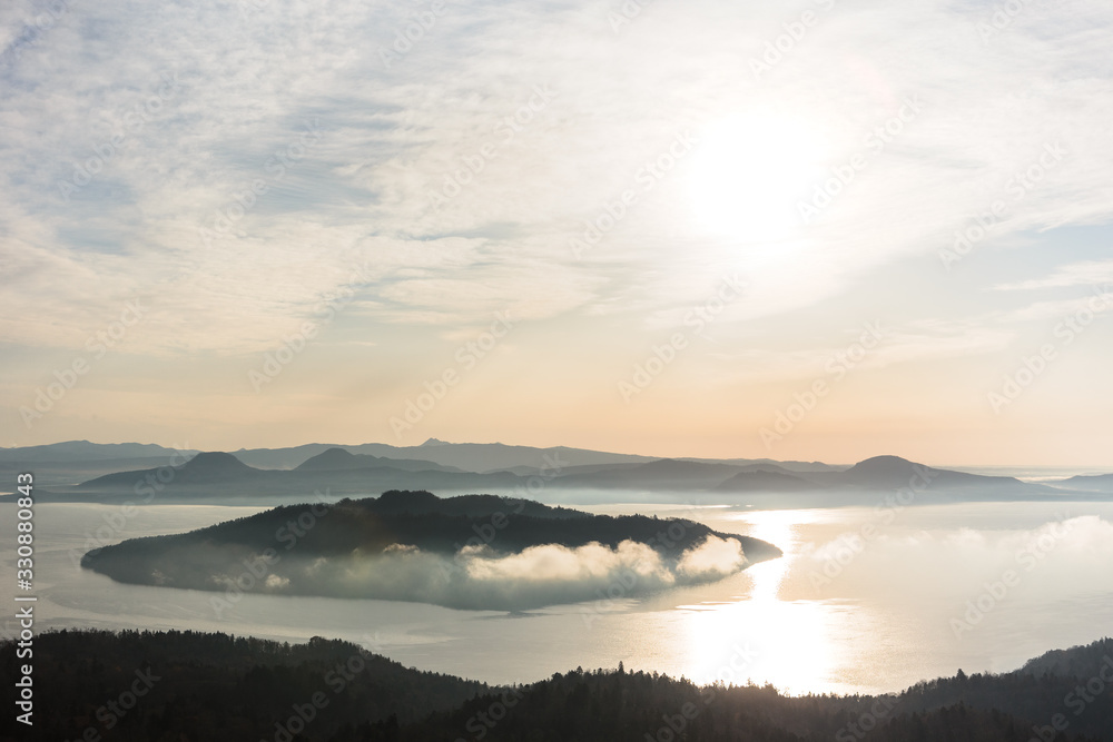日本・北海道東部の国立公園、夜明けの屈斜路湖