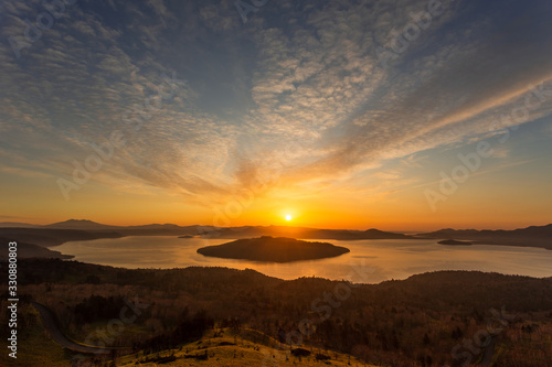 日本・北海道東部の国立公園、夜明けの屈斜路湖
