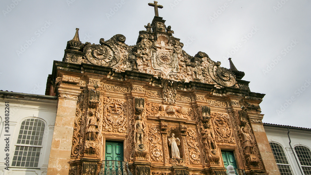 Fachada de igreja barroca antiga em Salvador na Bahia