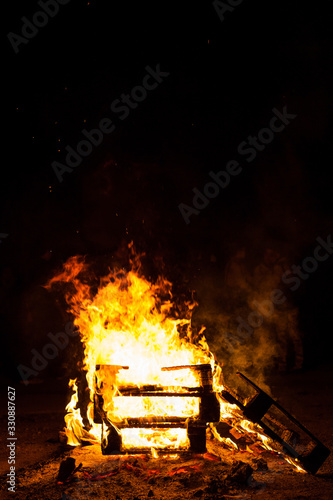 Fuego en las hogueras de San Juan en Pamplona, en el solsticio.