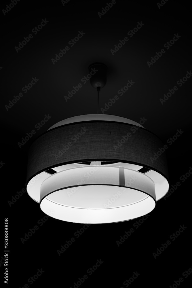 Lampadario di casa illuminato. Luce a led. Lampadario di casa illuminato. Luce a led.