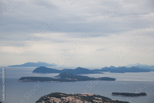 Las islas y el mar desde Dubrovnik en Croacia 