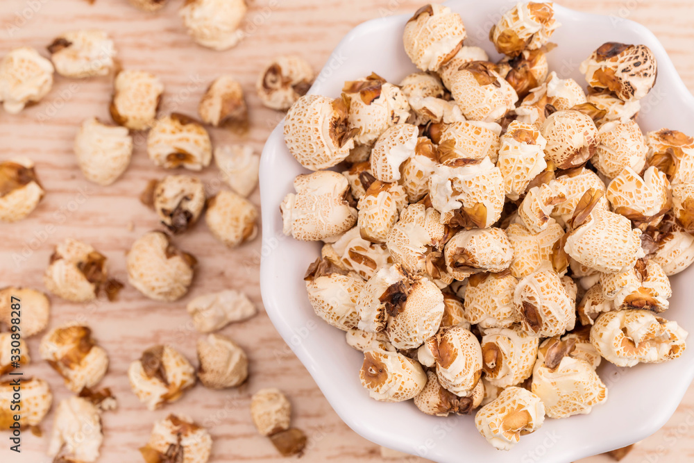 Delicious popcorn made from corn Delicious popcorn made from corn