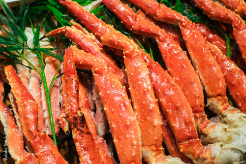 Foto Close up big giant King crab legs selling in market , food and travel concept