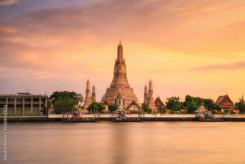 Naklejka premium Piękna świątynia. Świątynia Wat Arun o zachodzie słońca w Bangkoku w Tajlandii. Punkt orientacyjny Tajlandii