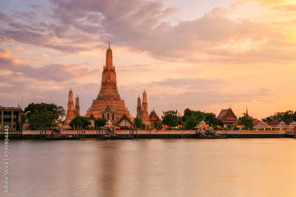Fototapeta premium Wat Arun Ratchawararam Ratchawaramahawihan at sunset in bangkok Thailand. Landmark of Thailand