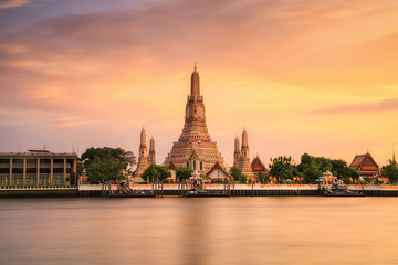 Tableau sur plexiglas Bangkok Beautiful temple. Wat Arun Temple at sunset in bangkok Thailand. Landmark of Thailand  © surakit