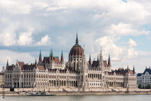 Das Regierungsgebäude Ungarns am Donauufer in Budapest