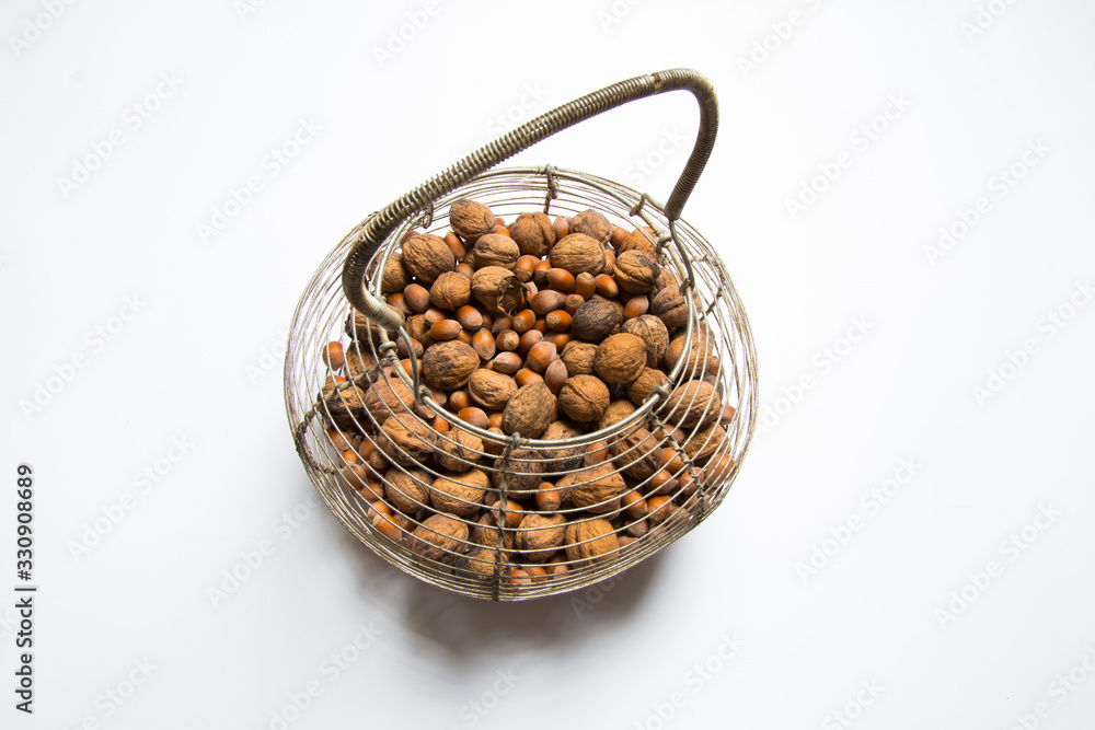 noix et noisettes dans un panier métallique noix et noisettes dans un panier métallique