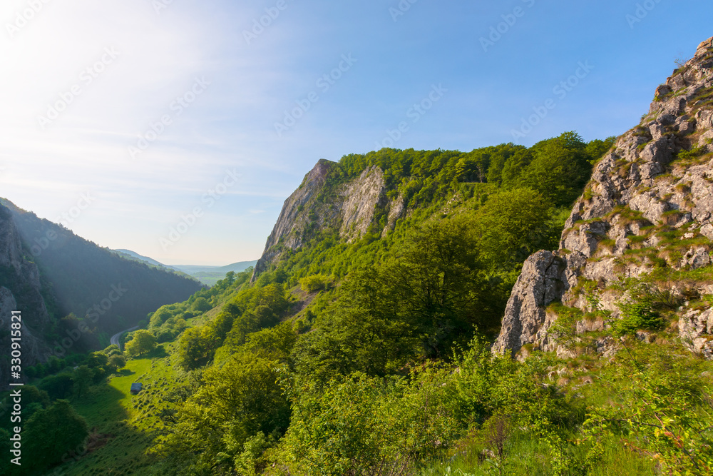 Obraz premium piękny krajobraz wąwozów w górach trascau w rumunii. alba country apuseni natural park na wiosnę. cudowna sceneria w świetle poranka