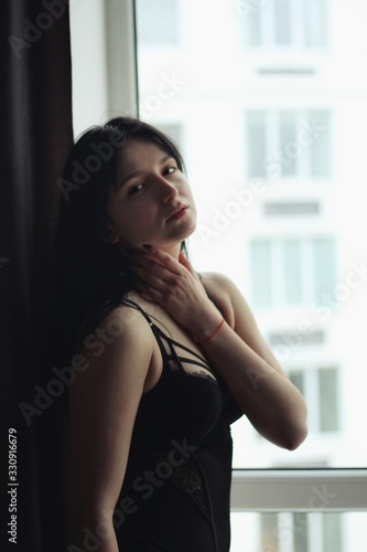 Obraz na płótnie Attractive caucasian brunette girl at home, emotional portrait w salonie