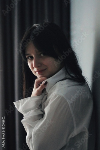 Obraz na płótnie Attractive caucasian brunette girl at home, emotional portrait w salonie