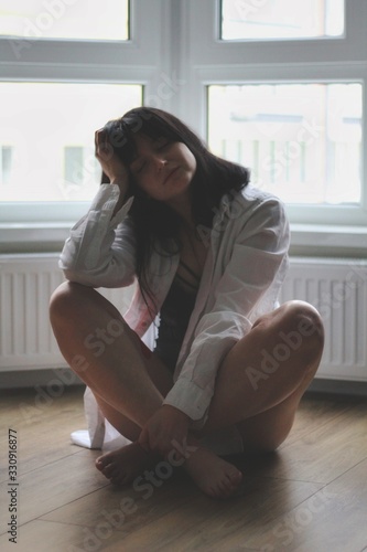 Obraz na płótnie Attractive caucasian brunette girl at home, emotional portrait w salonie