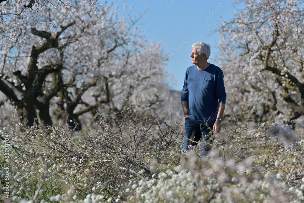 Naklejka premium farmer man in an apple field