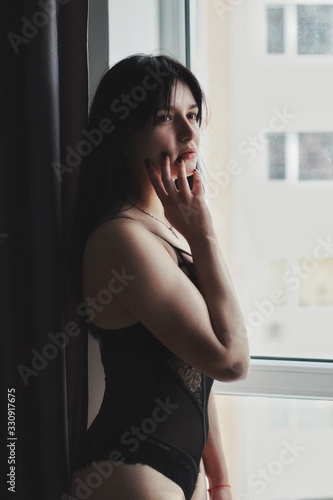 Obraz na płótnie Attractive caucasian brunette girl at home, emotional portrait w salonie
