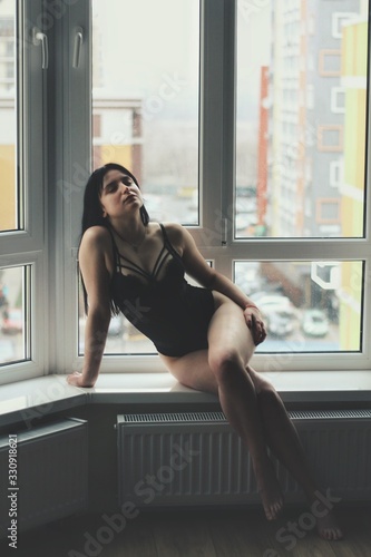 Obraz na płótnie Attractive caucasian brunette girl at home, emotional portrait w salonie