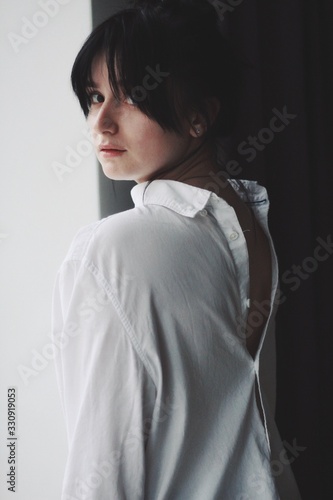 Obraz na płótnie Attractive caucasian brunette girl at home, emotional portrait w salonie