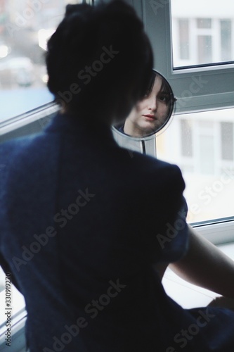 Obraz na płótnie Attractive caucasian brunette girl at home, emotional portrait w salonie