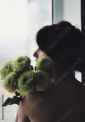 Obraz na płótnie Attractive caucasian brunette girl at home, emotional portrait w salonie